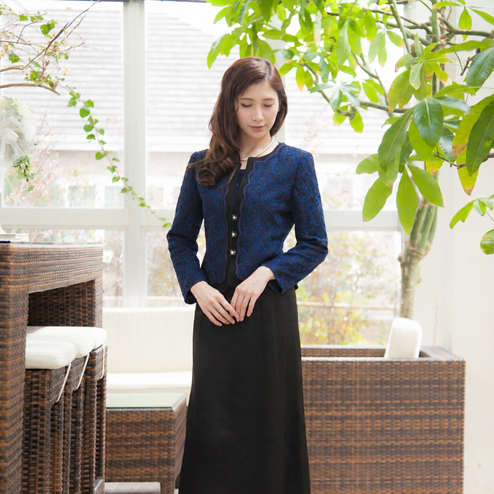 昼のフォーマルスタイルを着用した女性
