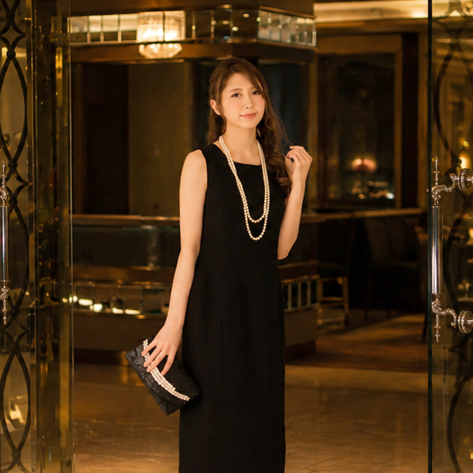 夜のフォーマルスタイルを着用した女性